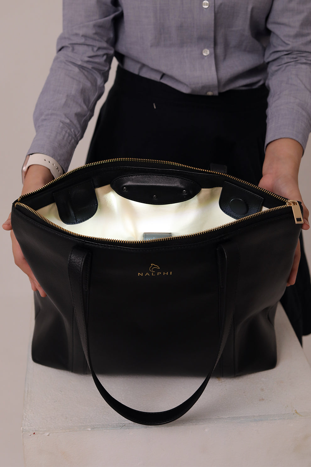 Aura Smart Tote